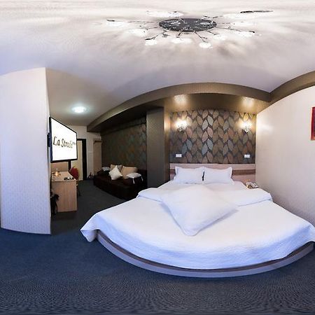Hotel La Strada Ploiesti Phòng bức ảnh