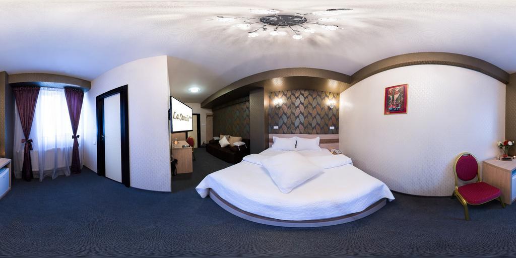 Hotel La Strada Ploiesti Phòng bức ảnh