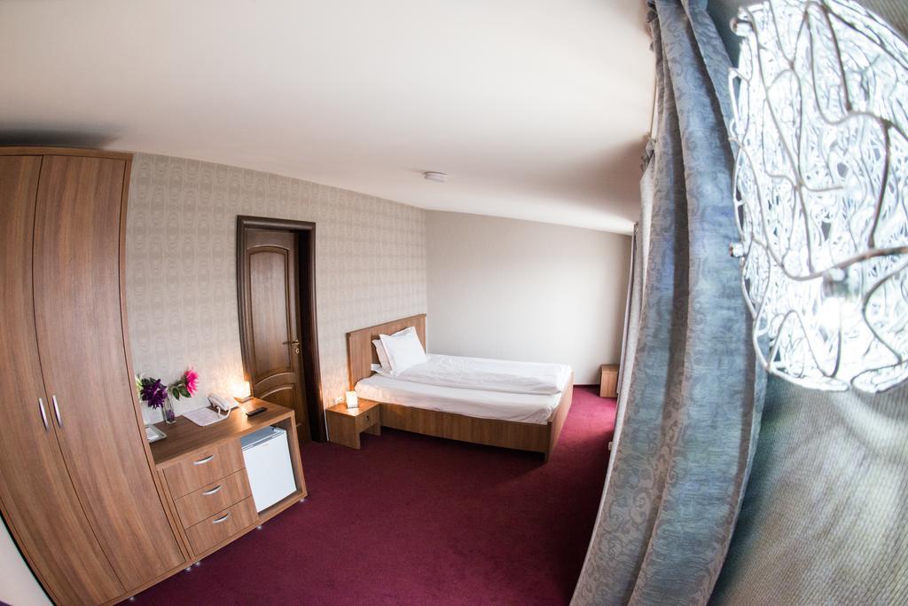 Hotel La Strada Ploiesti Ngoại thất bức ảnh