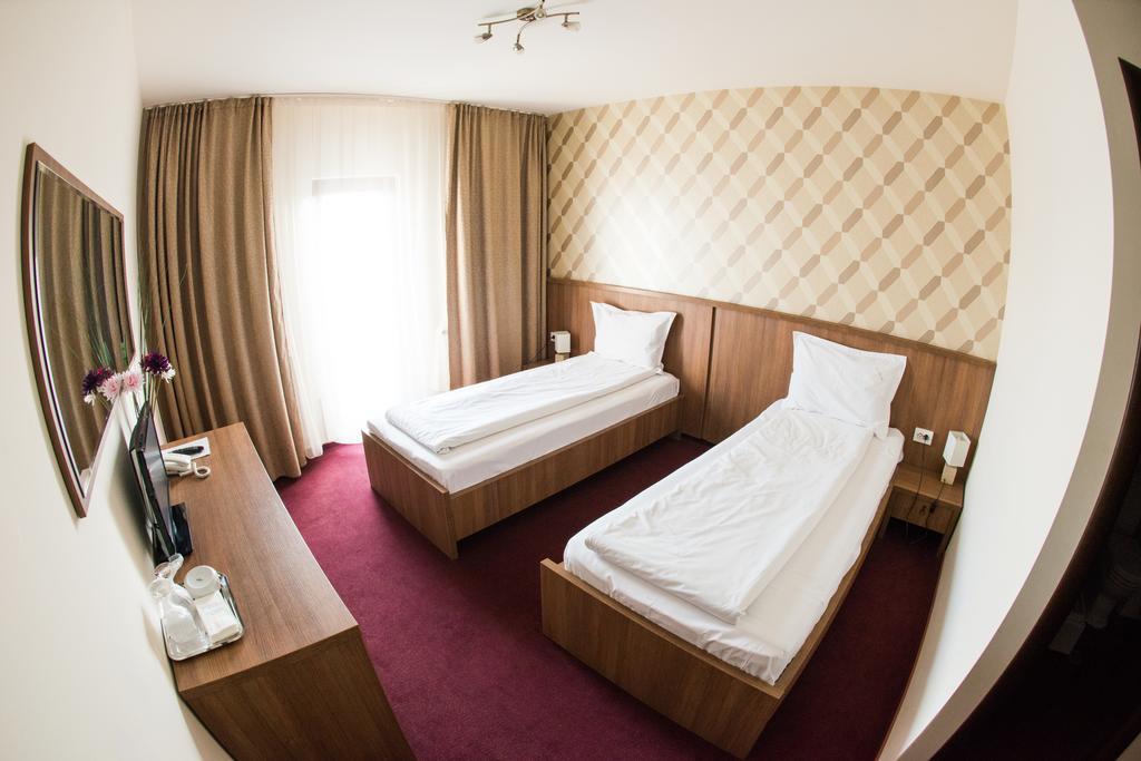 Hotel La Strada Ploiesti Ngoại thất bức ảnh