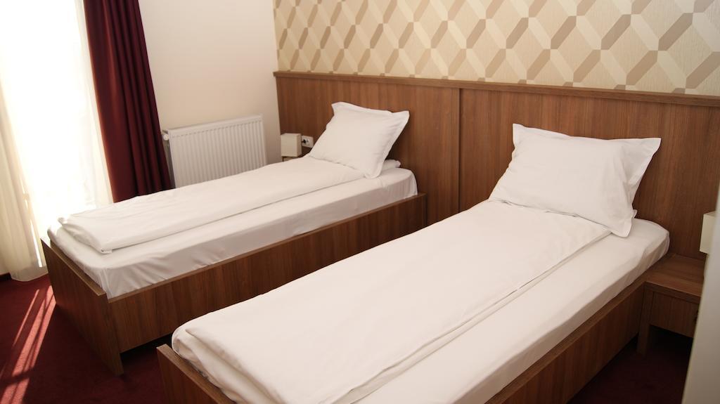 Hotel La Strada Ploiesti Phòng bức ảnh
