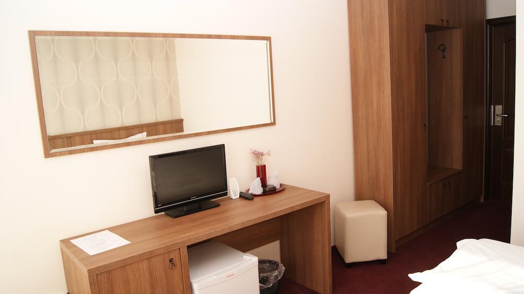Hotel La Strada Ploiesti Ngoại thất bức ảnh