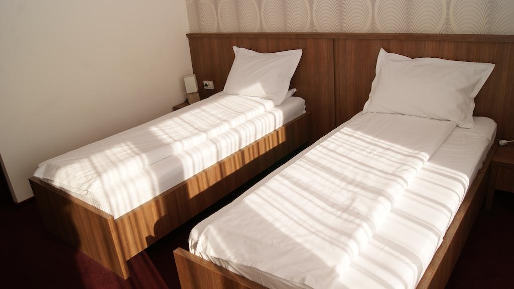 Hotel La Strada Ploiesti Phòng bức ảnh