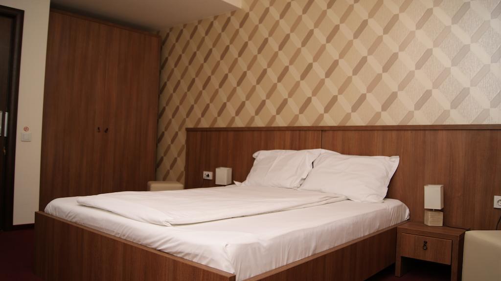 Hotel La Strada Ploiesti Phòng bức ảnh