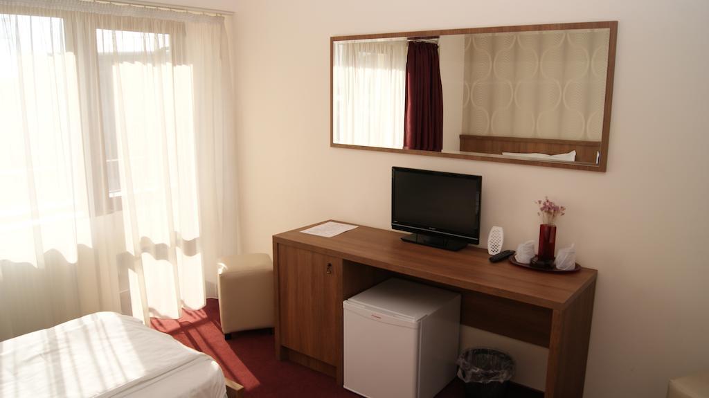Hotel La Strada Ploiesti Phòng bức ảnh